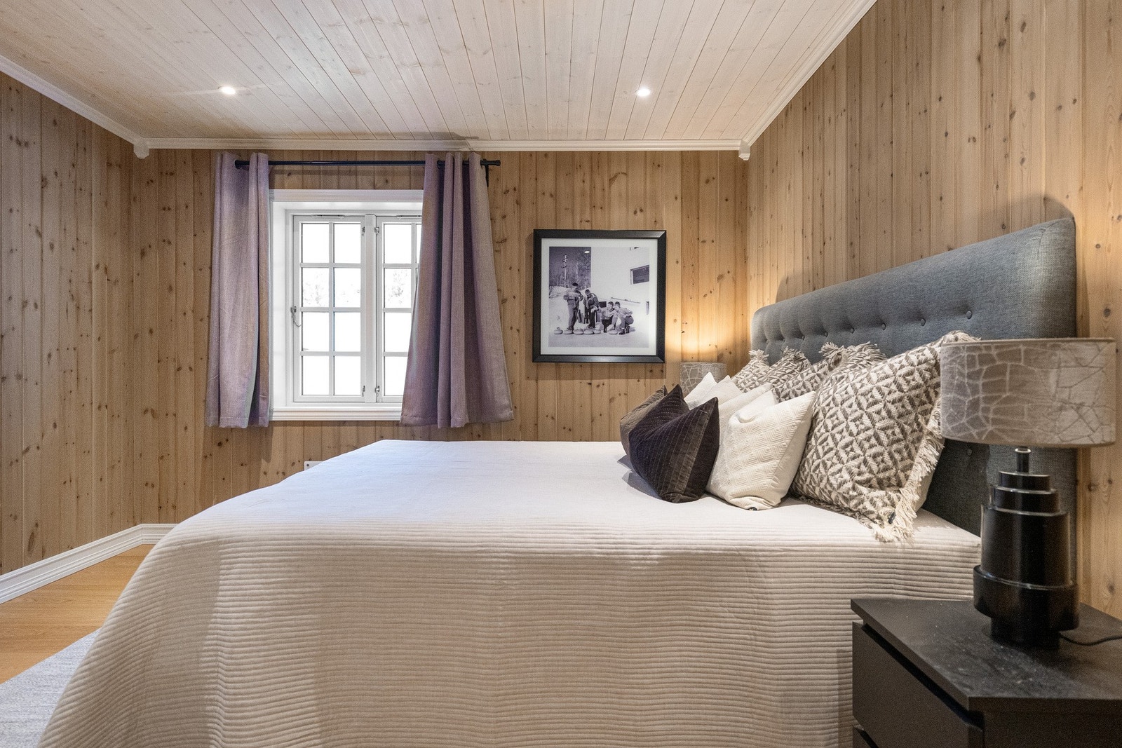 Hytta har fire romslige soverom som er innredet med dobbeltsenger. Galleribilde