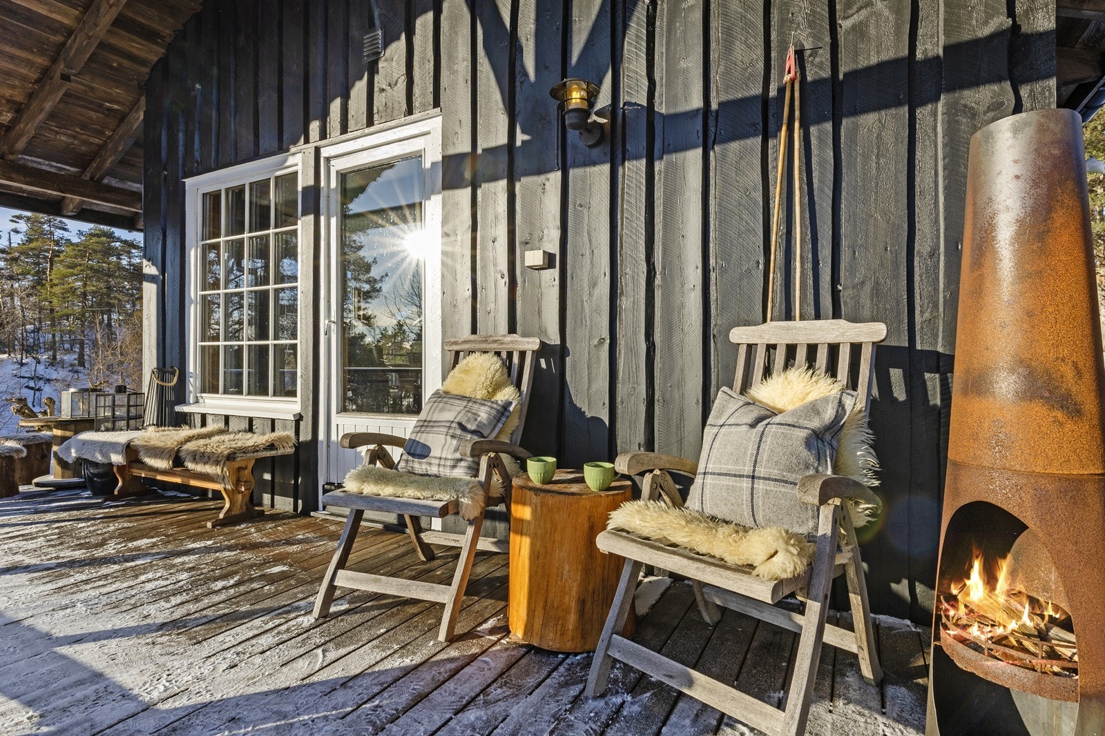 Hytten har flere koselige "uterom" med gode solforhold og fin utsikt Galleribilde