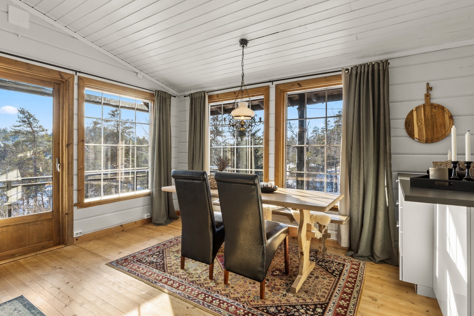 Store vinduer tar naturen inn i stue/kjøkken Galleribilde