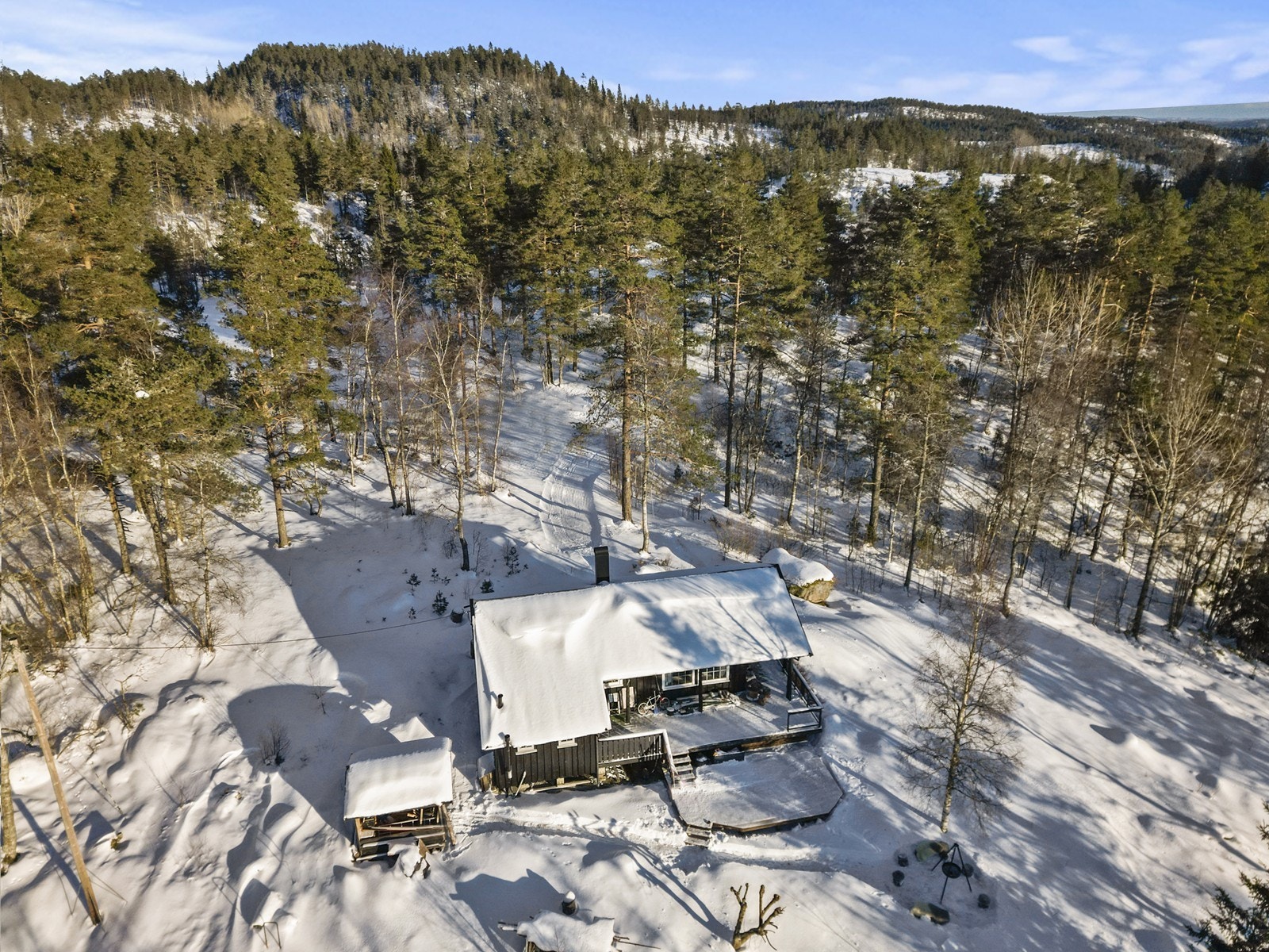 Nydelig beliggenhet hytte med kjørevei helt frem til hytten Galleribilde