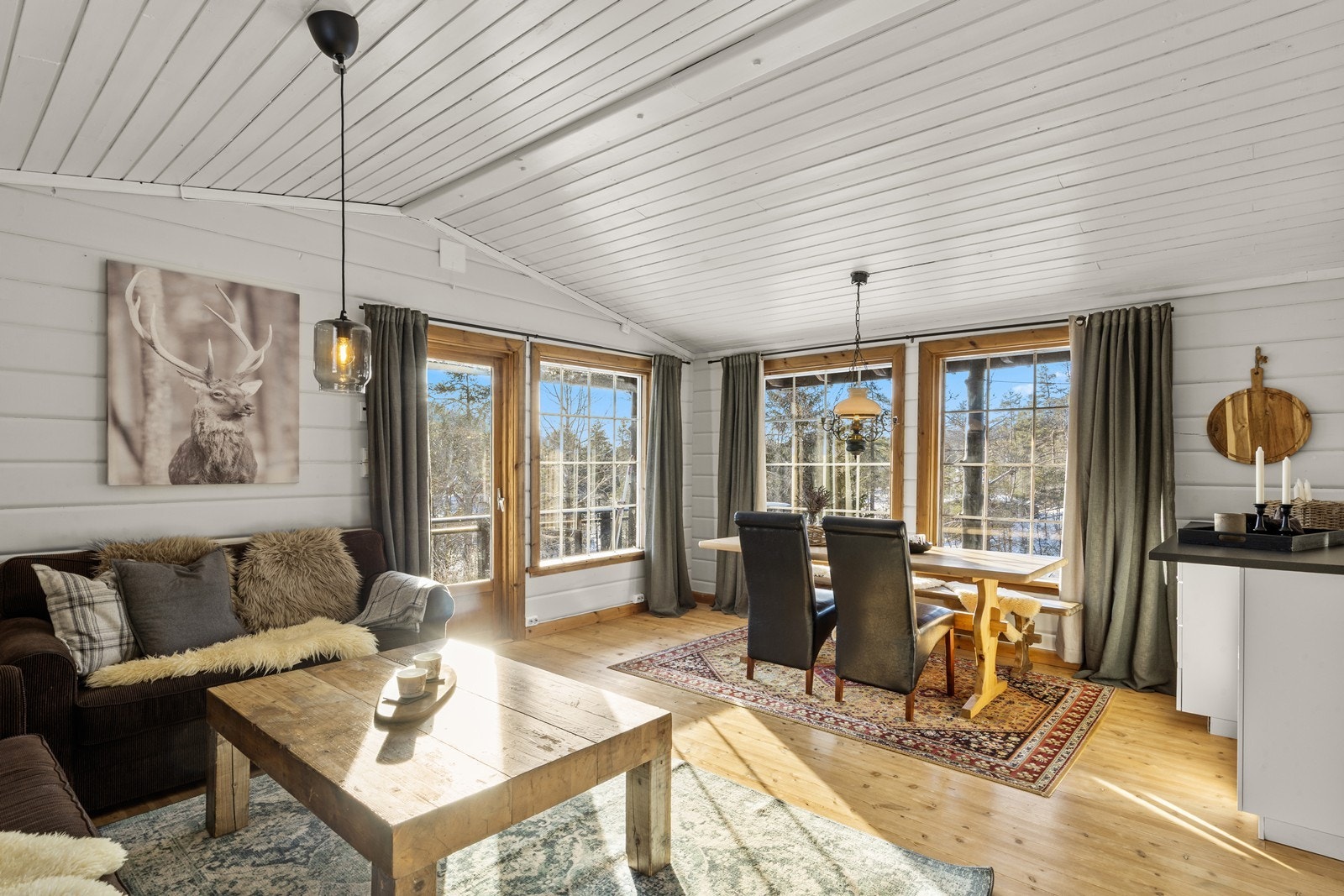 Stue med åpen kjøkkenløsning Galleribilde