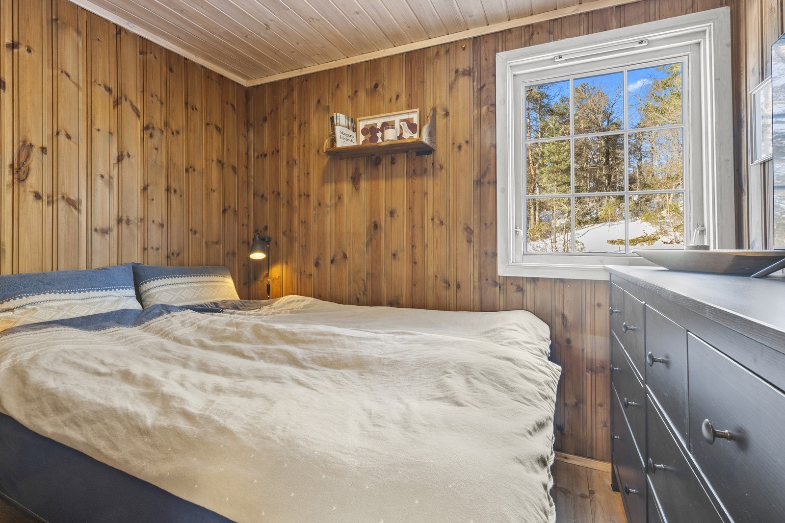 Soverom 3/hovedsoverom med plass til dobbeltseng Galleribilde