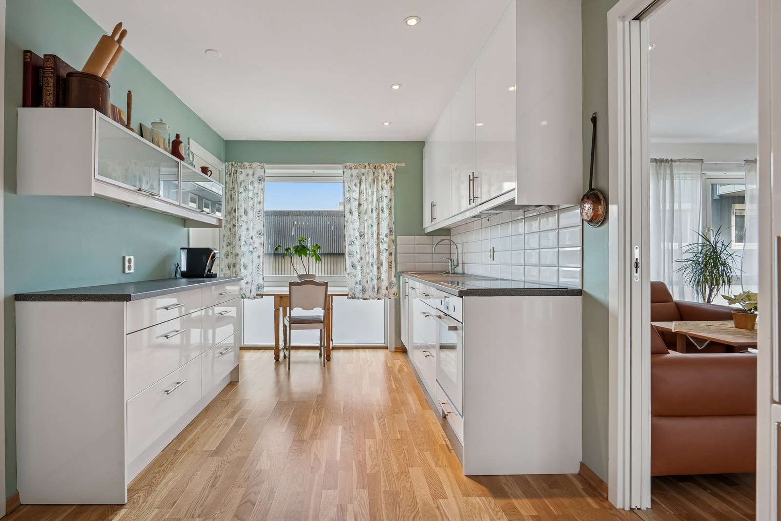 Kjøkken med hvitevarer. Galleribilde