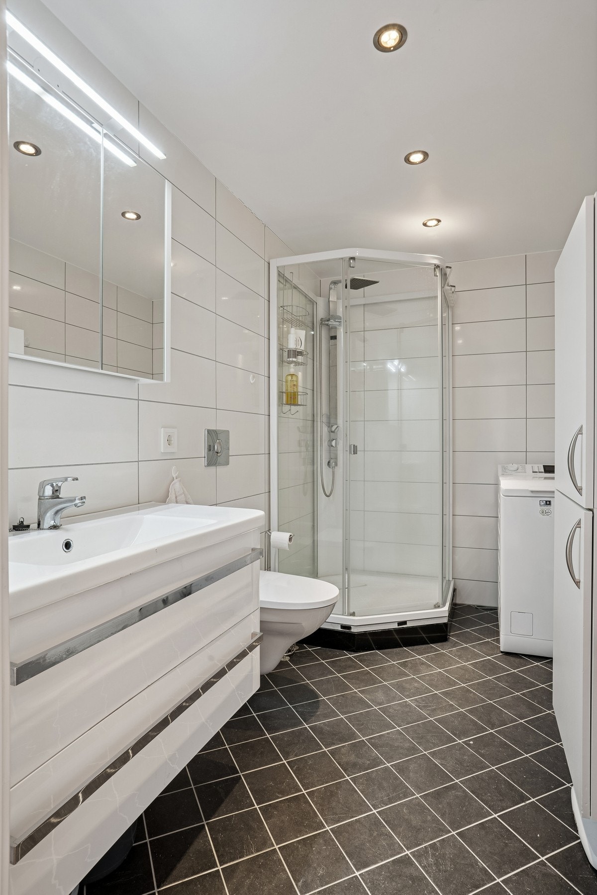 Pent bad med dusjkabinett, wc og opplegg for vaskemaskin Galleribilde