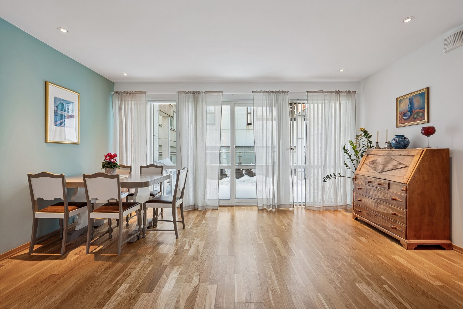 Fra stua er det utgang til terrasse. Eier har fått installert markise over terrassen. Galleribilde