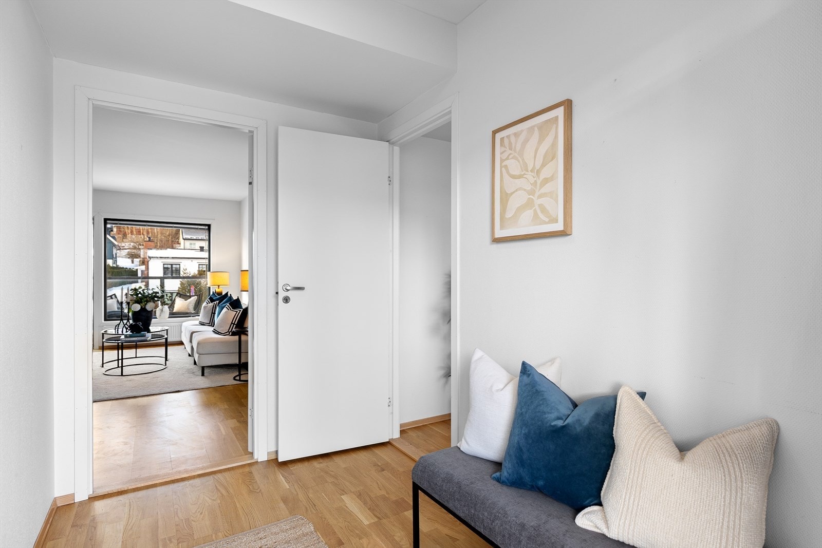 Leiligheten har en innbydende entrè som gir et godt førsteinntrykk med parkettgulv og lyse malte vegger. Galleribilde