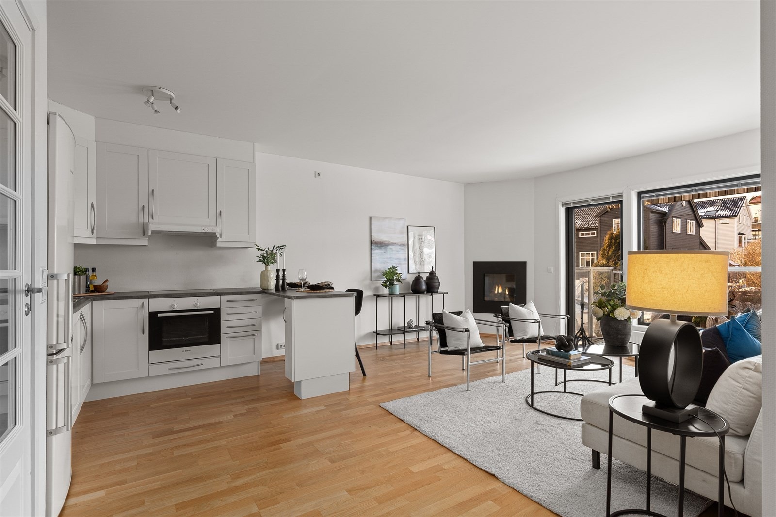 Kjøkkenet ligger i naturlig tilknytning til spise- og sofasonen. Galleribilde