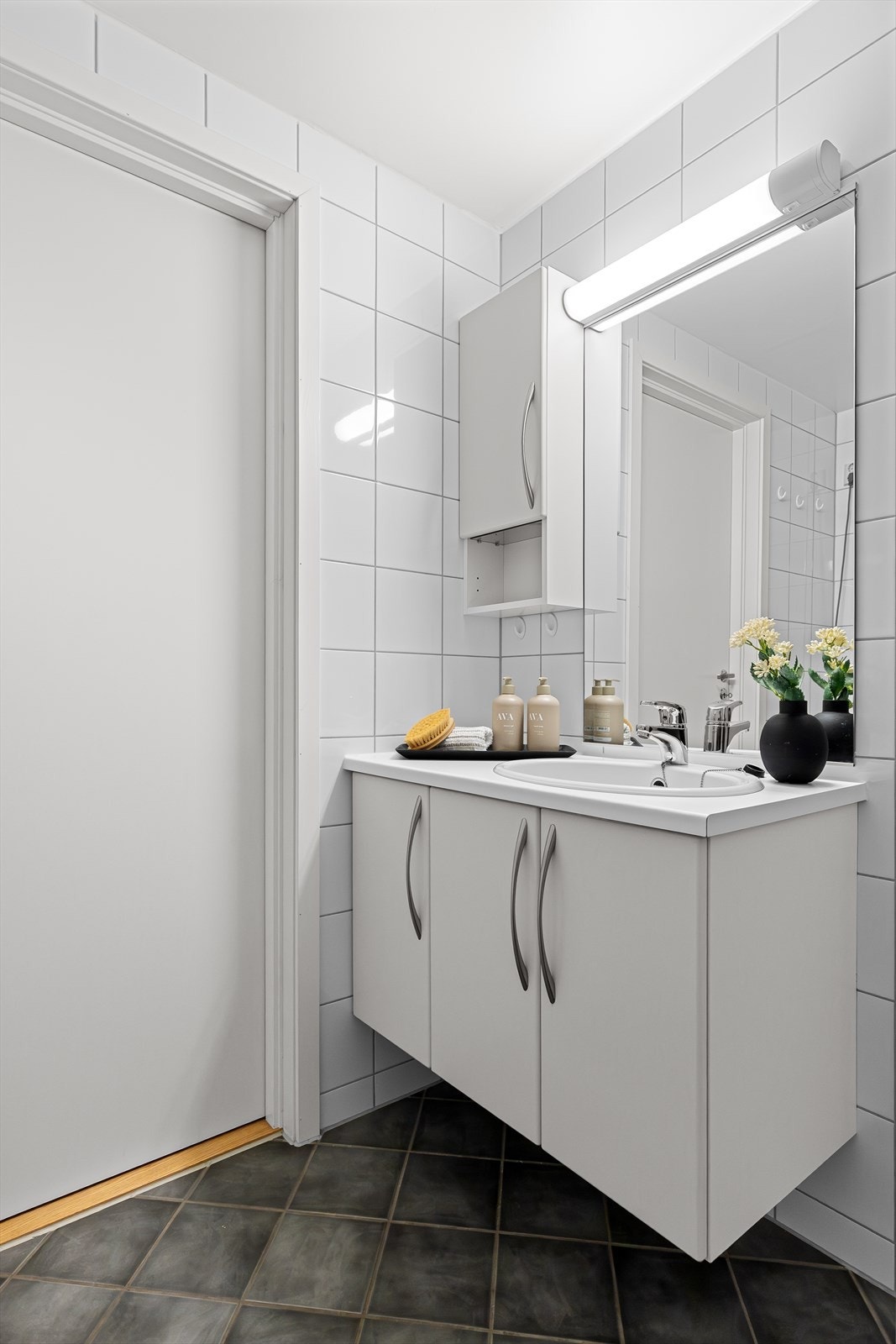 Baderommet har lys innredning bestående av servant med underskap og speil med belysning. Galleribilde