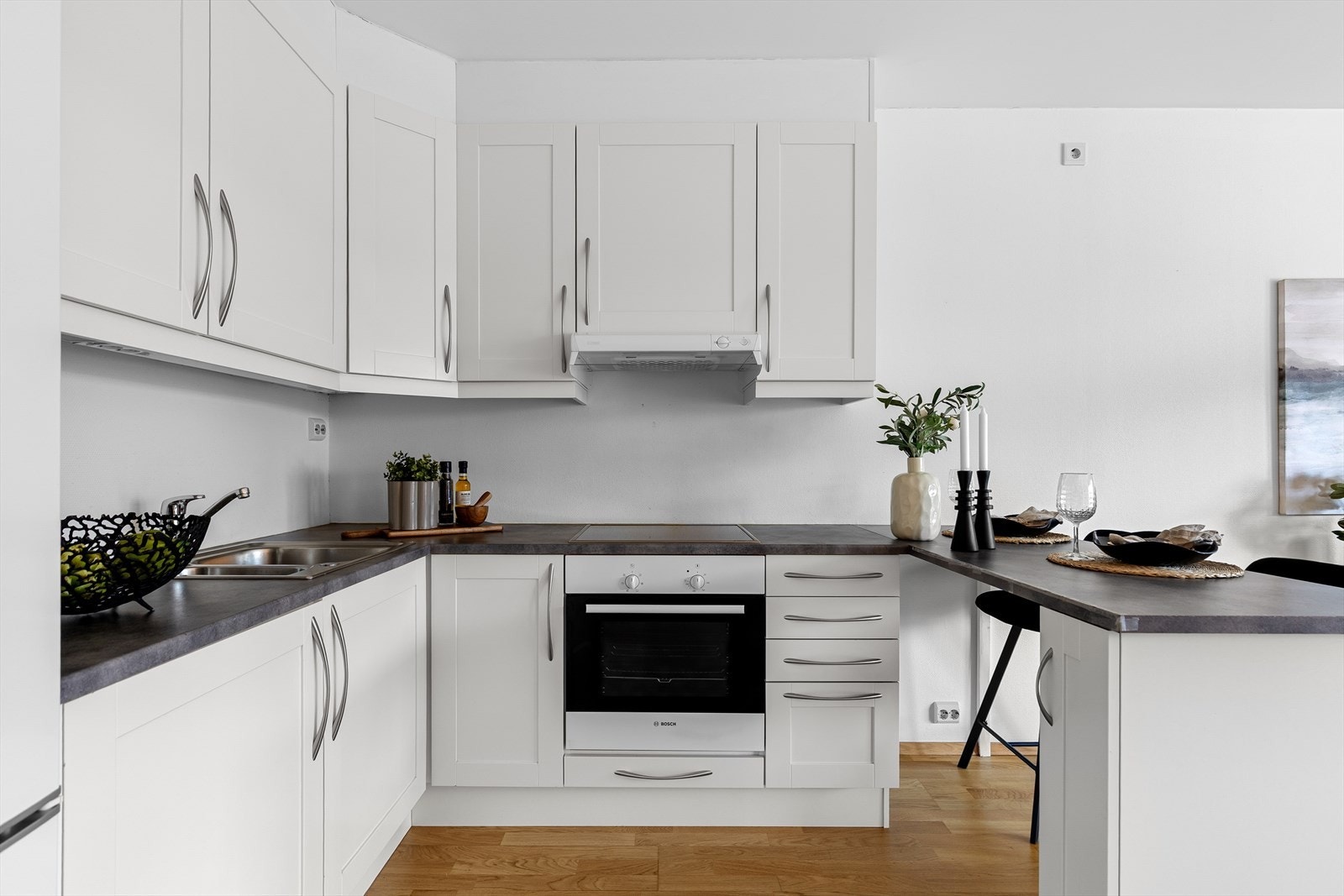 Kjøkkeninnredning fra Sigdal (Strada) med god lagringsplass og benkplass. Praktisk halvøyløsning til frokostplass. Galleribilde