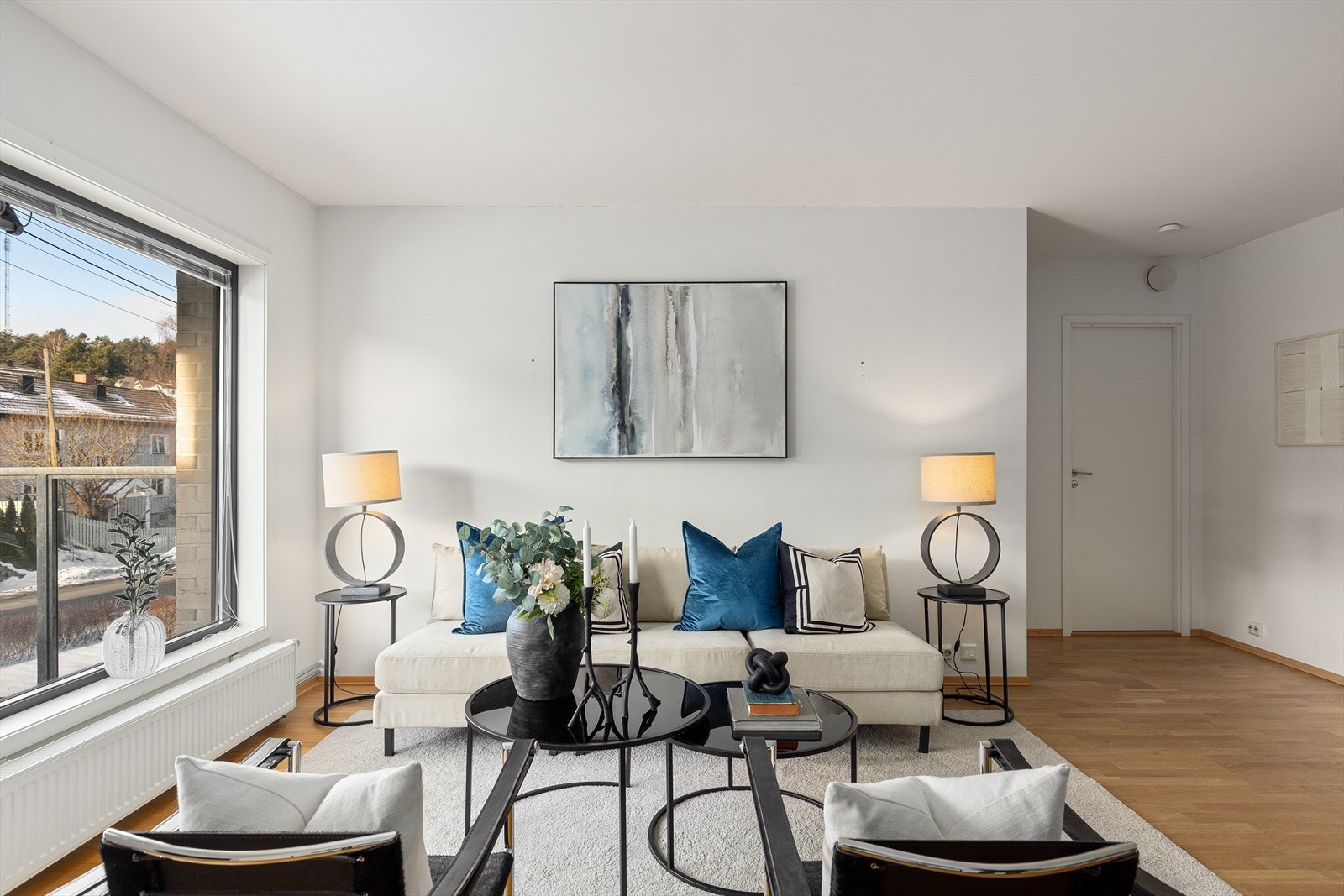 Store vinduer i stuen gir godt med lysinnslipp og bidrar til en god atmosfære i leiligheten. Galleribilde