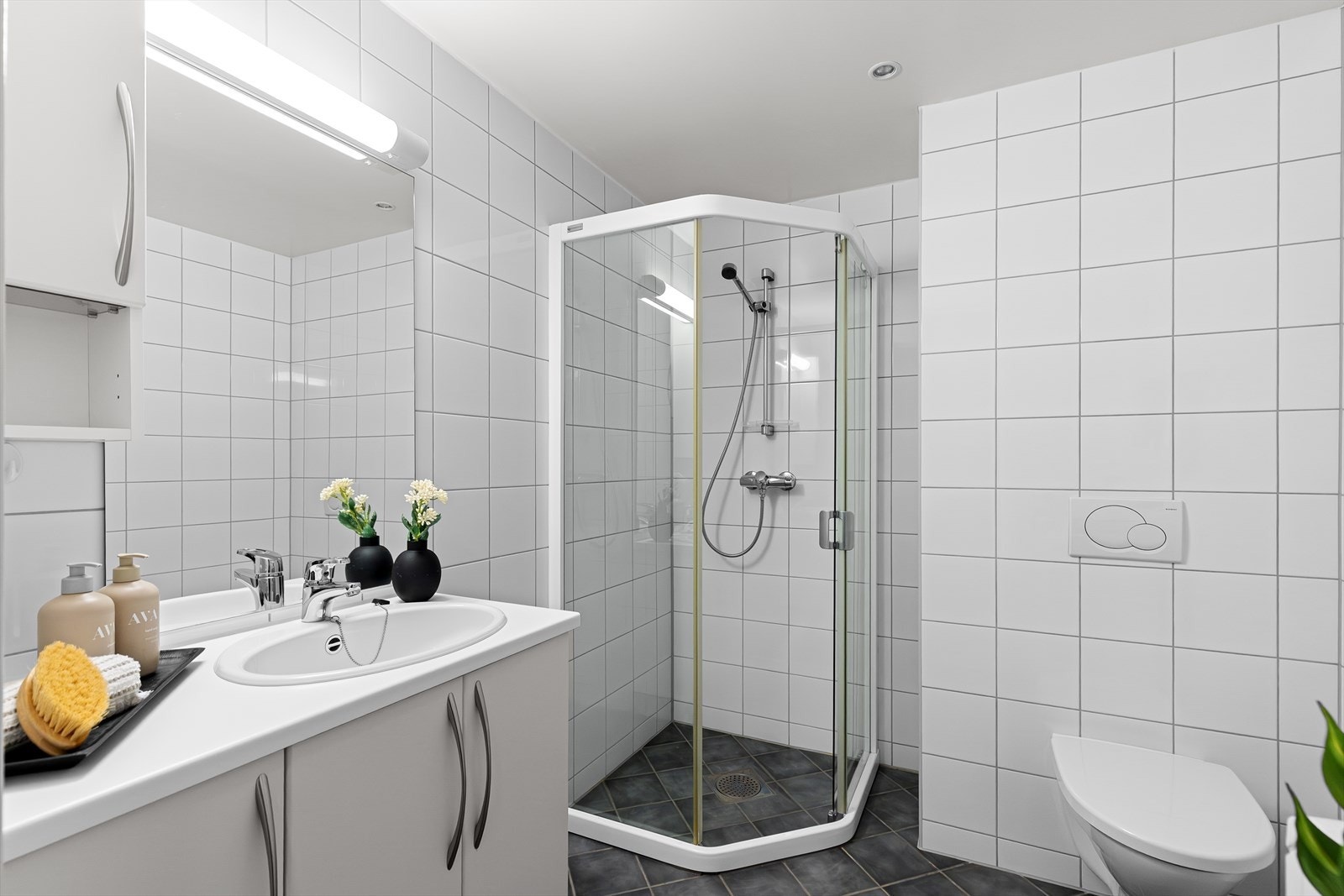 Lyst og pent baderom med fliser på vegger og fliser med varmekabler på gulv. Galleribilde