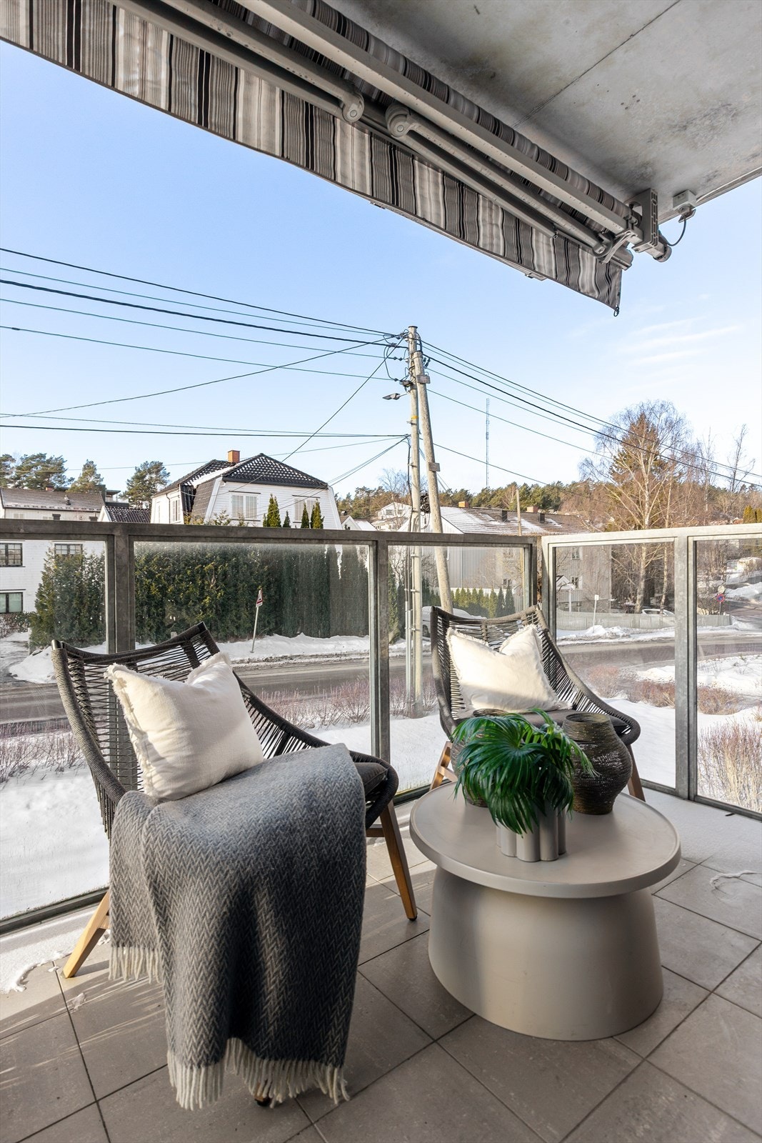 Balkongen er vestvendt og med gode solforhold. Det er montert markise for solskjerming. Galleribilde