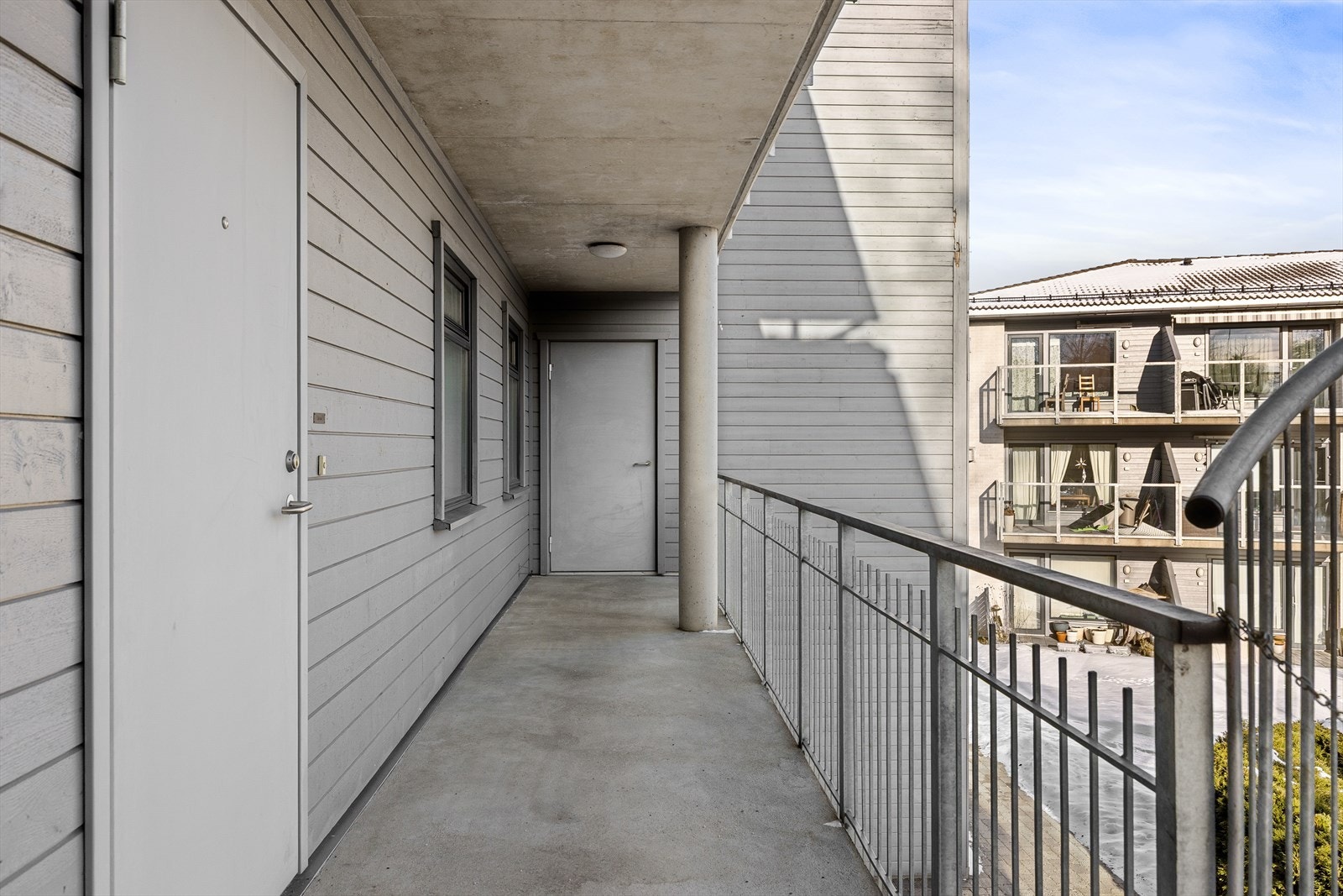 Tilgang til leiligheten via privat svalgang. Galleribilde