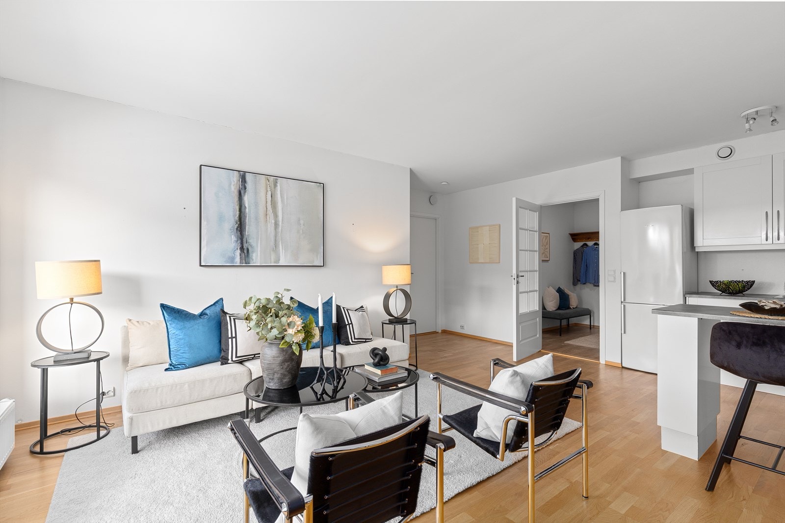 Boligen har en lys og innbydende åpen stue- og kjøkkenløsning som skaper en romslig og sosial atmosfære. Galleribilde