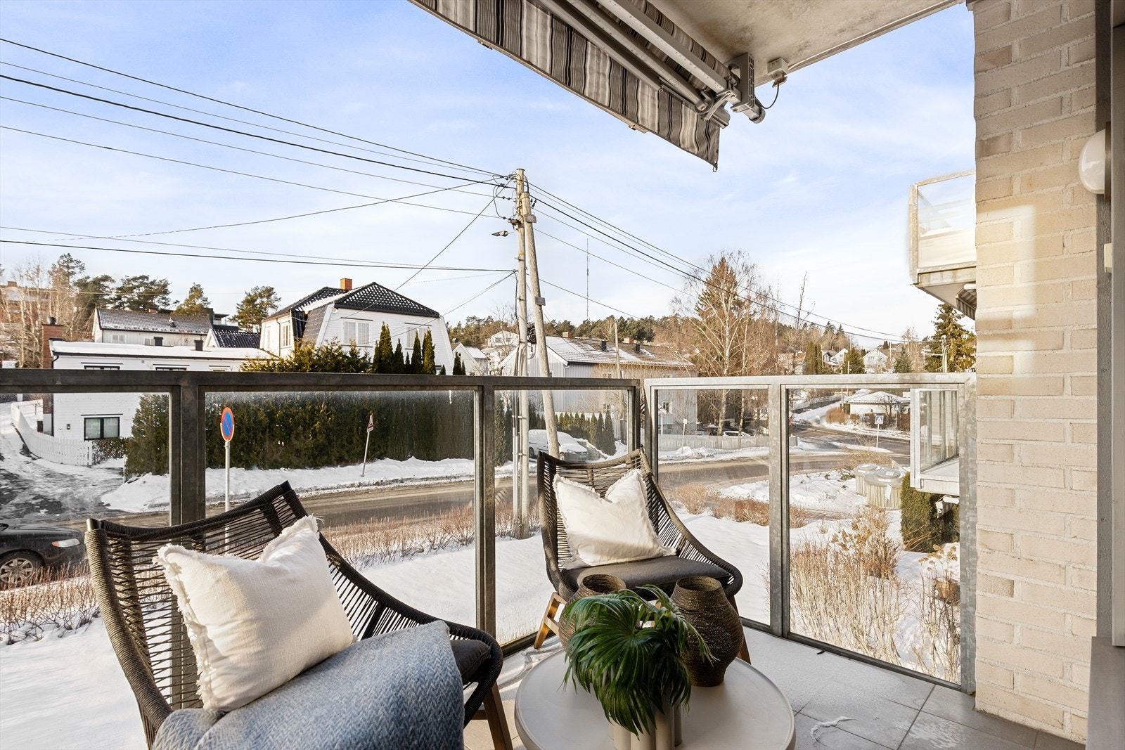 Fra stuen er det utgang til en romslig balkong med god plass til sittegruppe, grill m.m. Galleribilde