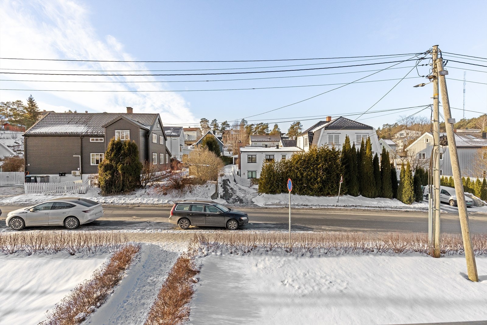 Flott utsyn mot sameiets grøntarealer og hyggelig etablert nabolag. Galleribilde