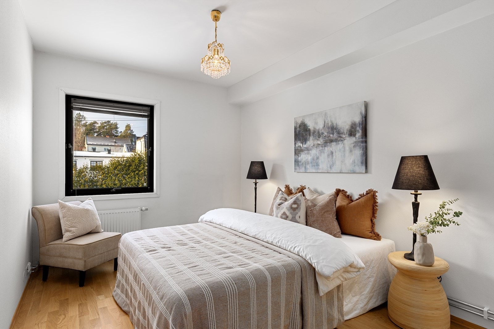 Romslig hovedsoverom med god plass til dobbeltseng, nattbord og ev. klesskap. Galleribilde