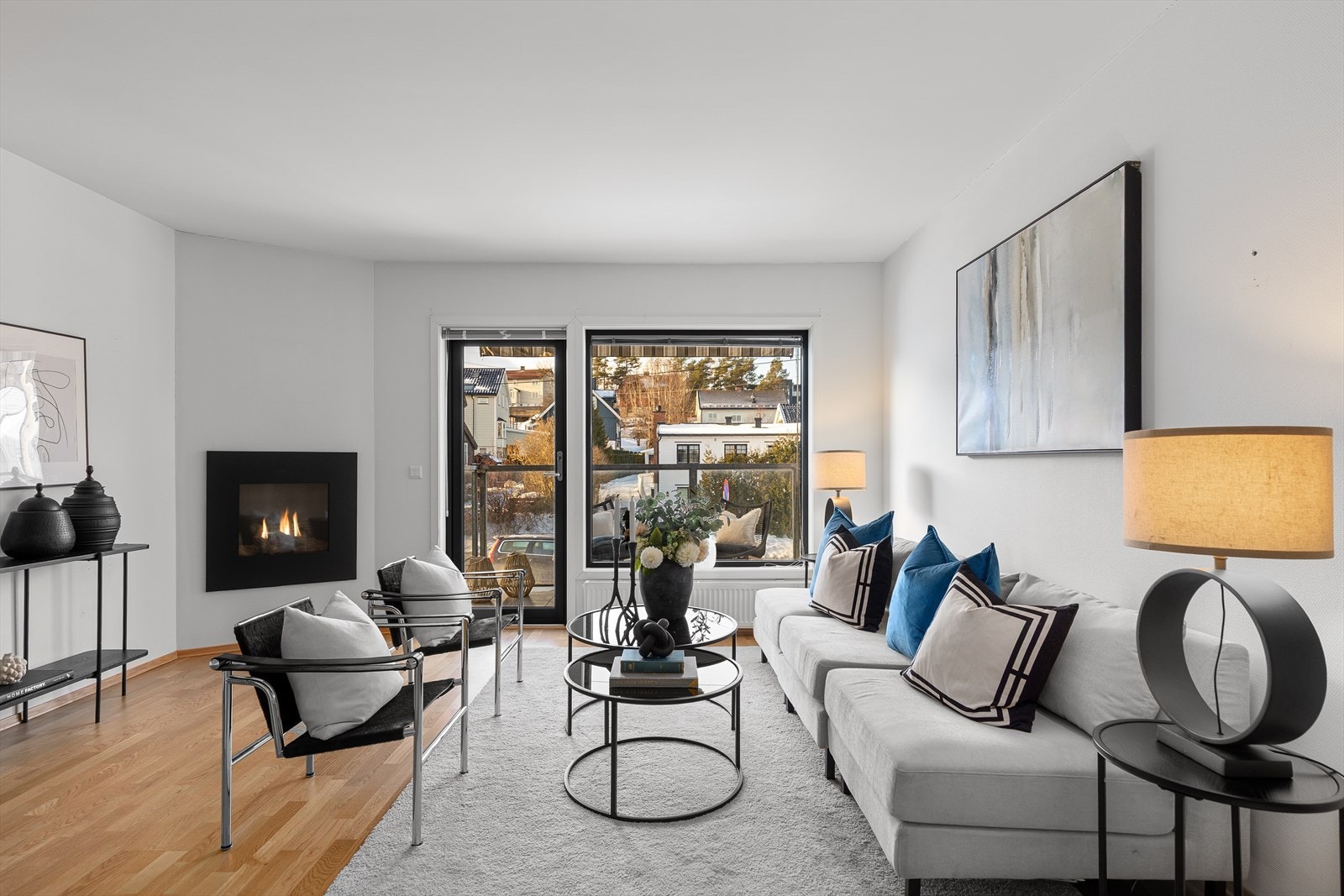 Delikat og romslig stue med god plass til sofagruppe og ev. spisestue. Det er gasspeis som gir behagelig varme på kalde vinterdager. Galleribilde