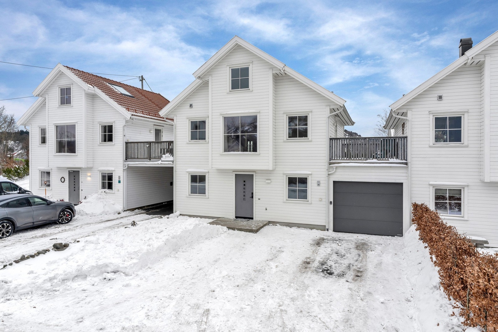 God parkering ved inngangsparti i asfaltert gårdsplass Galleribilde