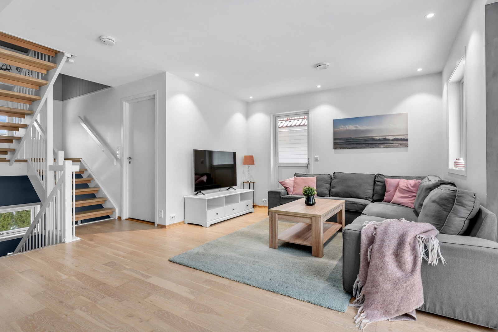 Lys og fin stue med åpen løsning til kjøkken Galleribilde