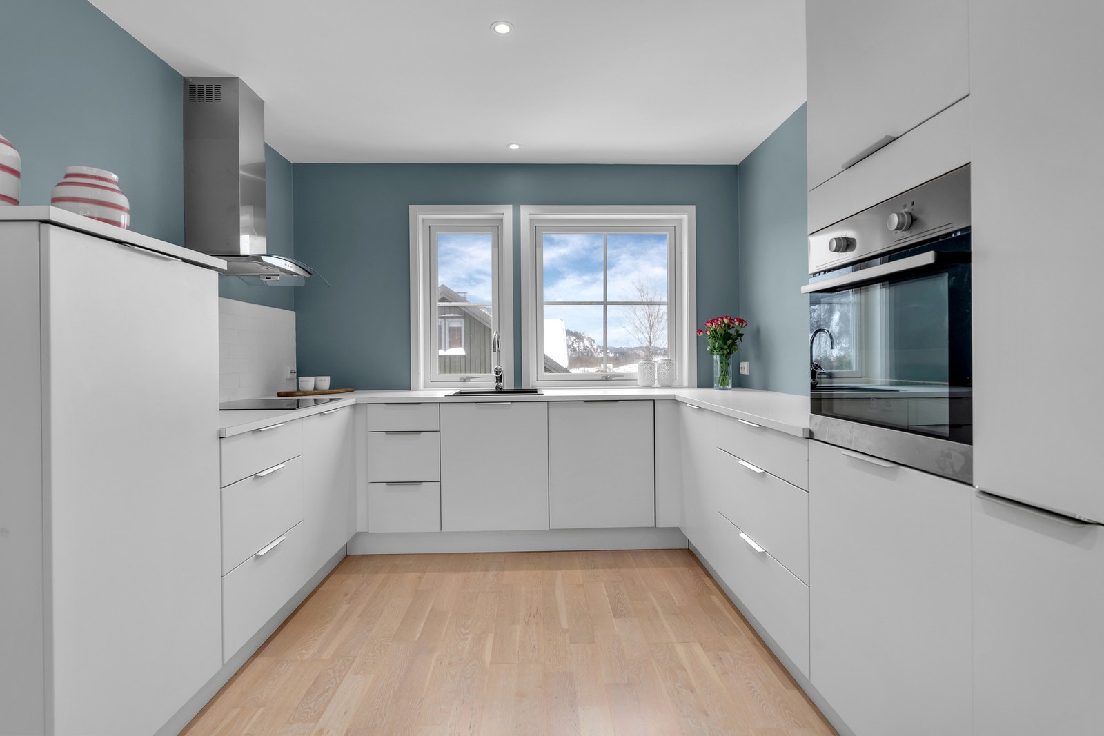 Kjøkken med integrerte hvitevarer Galleribilde