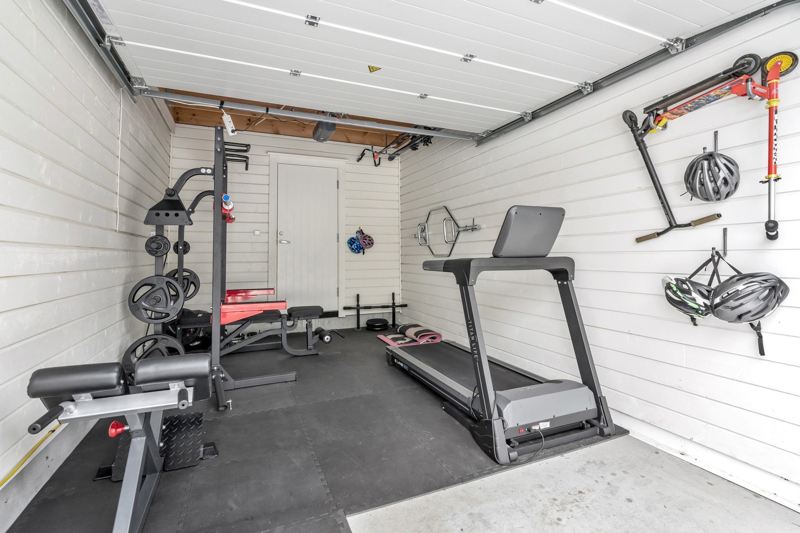 Garasje med inngang til bod med gjennomgang til uteplass på baksiden Galleribilde