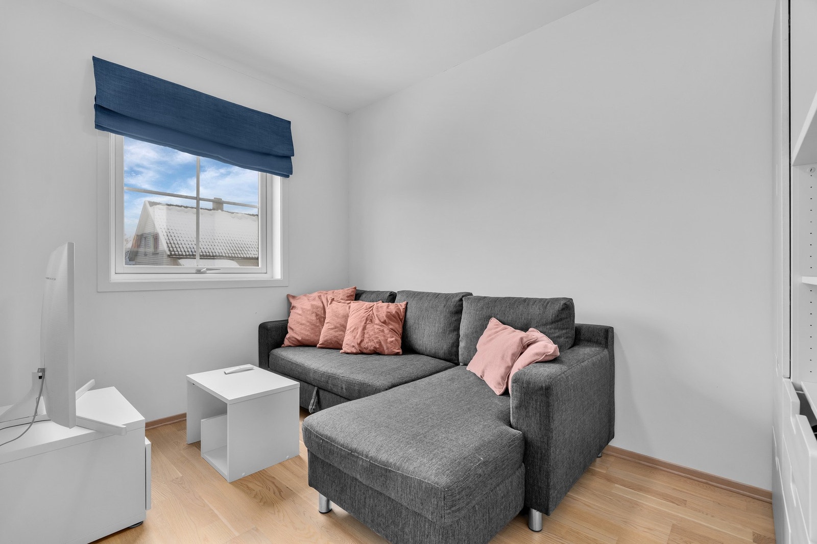 Soverom ved stuen er bruk til tv-stue Galleribilde