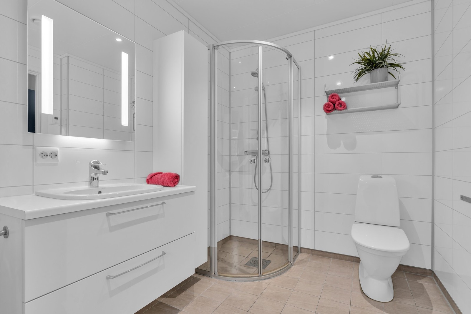 Bad med dusjhjørne og opplegg til vaskemaskin Galleribilde