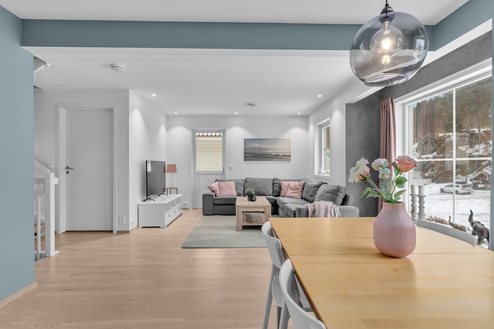 Fra stuen er det utgang til veranda Galleribilde