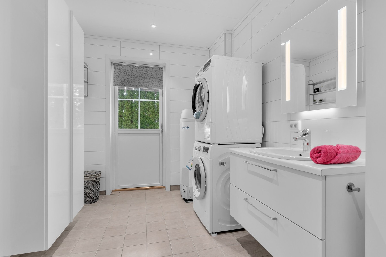 Herfra er det også utgang til uteplassen bak boligen Galleribilde