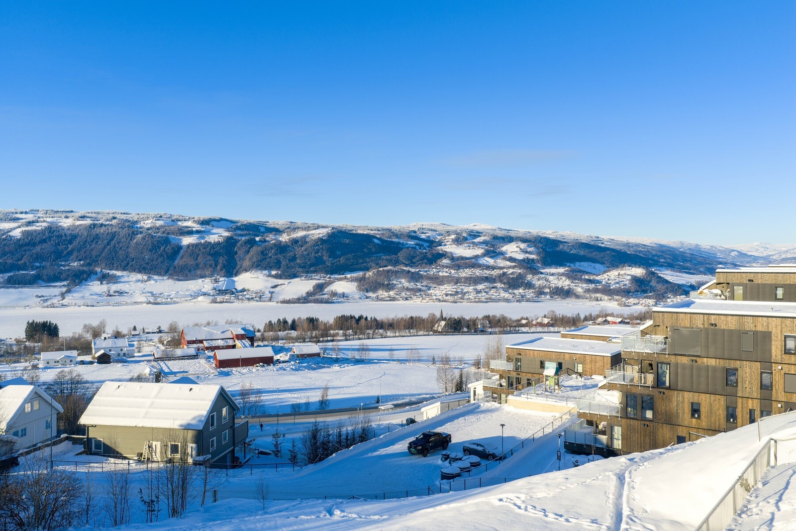 Attraktiv beliggenhet med flott utsikt over Mjøsa og omkringliggende landskap Galleribilde