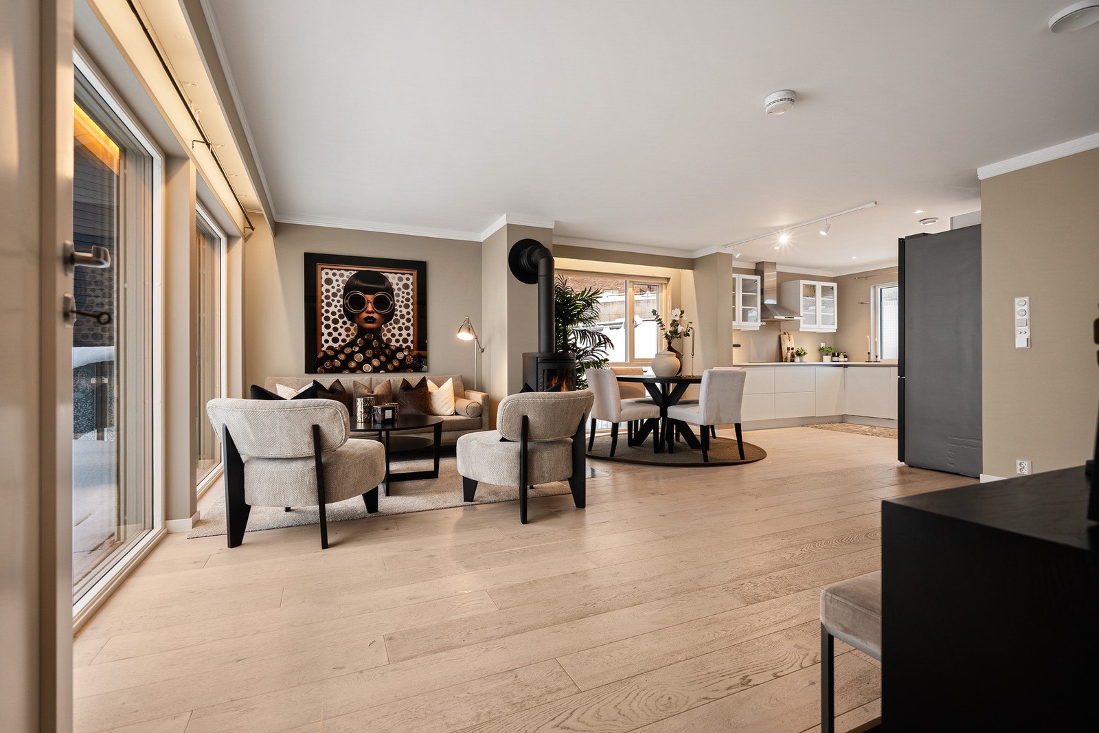 Stuen har en åpen og sosial løsning mot kjøkkenet, med plass til både sofagruppe og spisebord Galleribilde