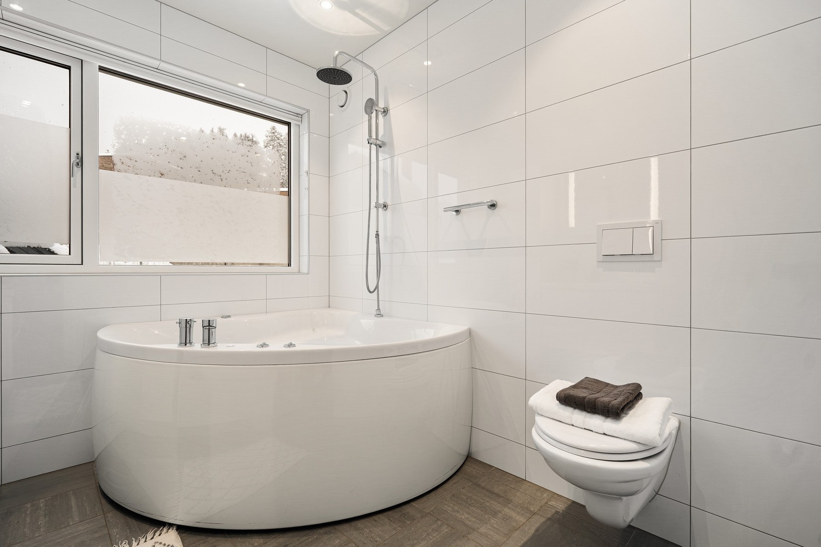 Bad i 2. etasje med badekar og dusj Galleribilde