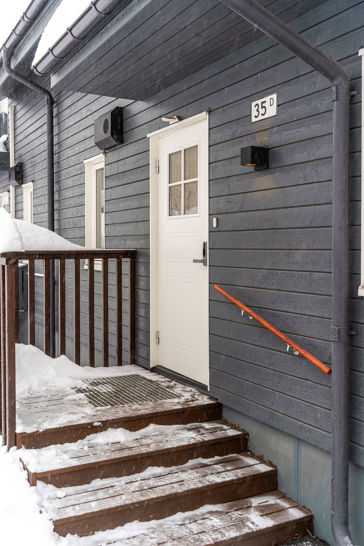 Inngangsparti med overbygget adkomst fra baksiden av bygget Galleribilde