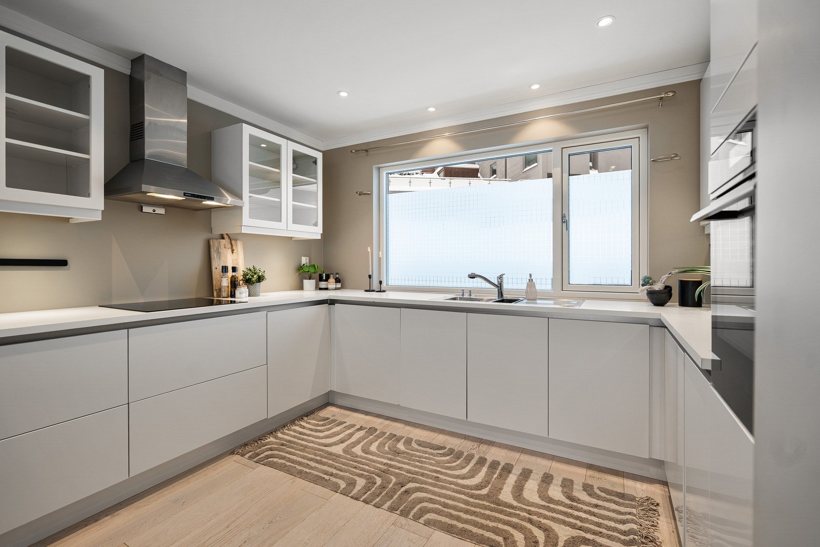 Moderne kjøkkeninnredning med integrerte hvitevarer Galleribilde