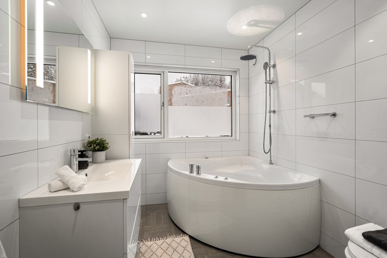 Tidsriktige overflater og praktisk baderomsinnredning Galleribilde