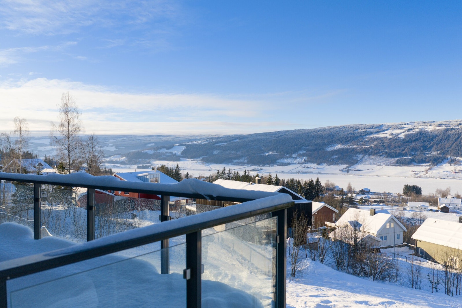 Attraktiv beliggenhet med flott utsikt over Mjøsa og omkringliggende landskap Galleribilde