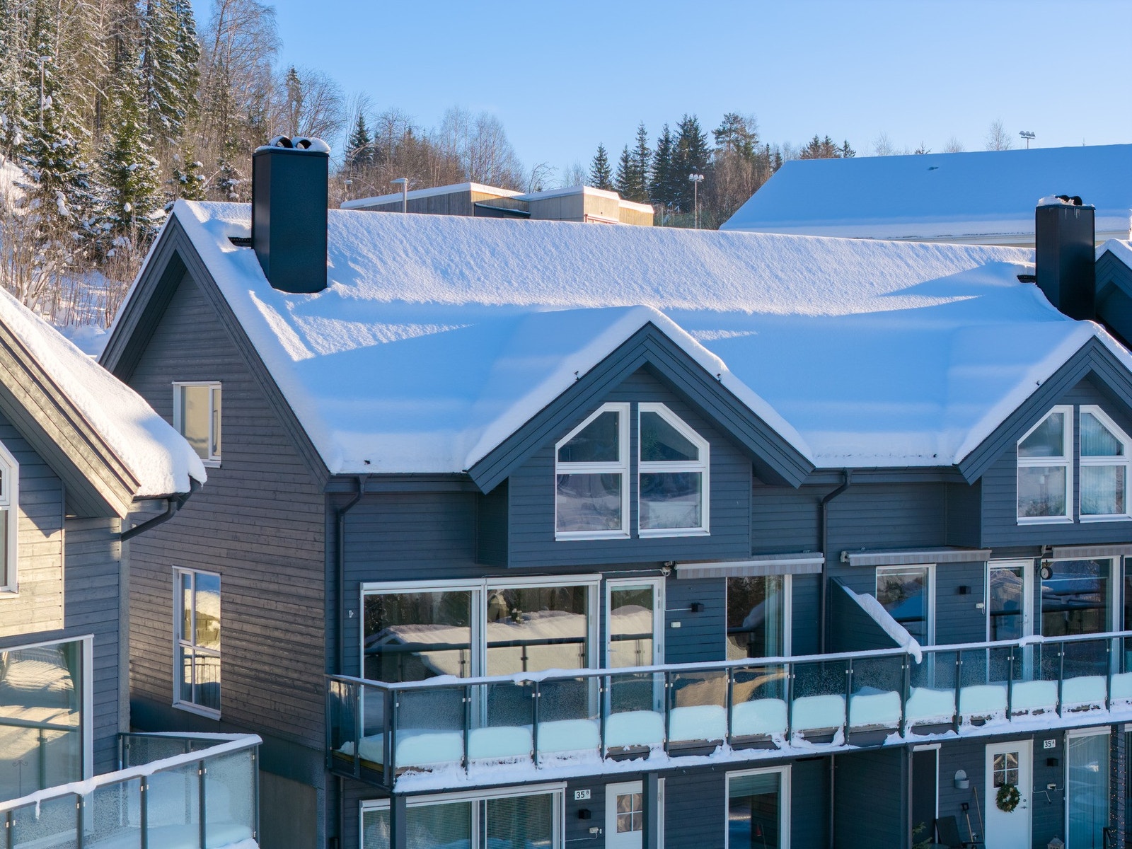 Bebyggelsen fremstår velholdt og moderne Galleribilde