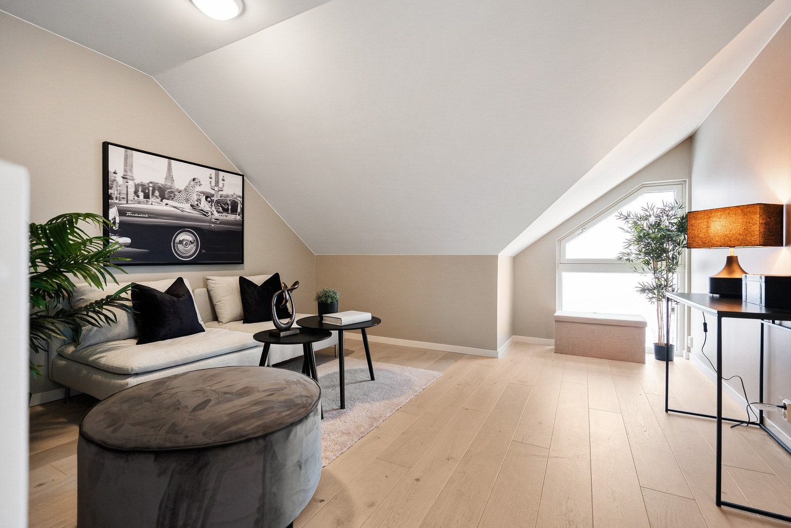 Trivelig stuedel i 2. etasje - perfekt som TV-stue eller oppholdsrom Galleribilde