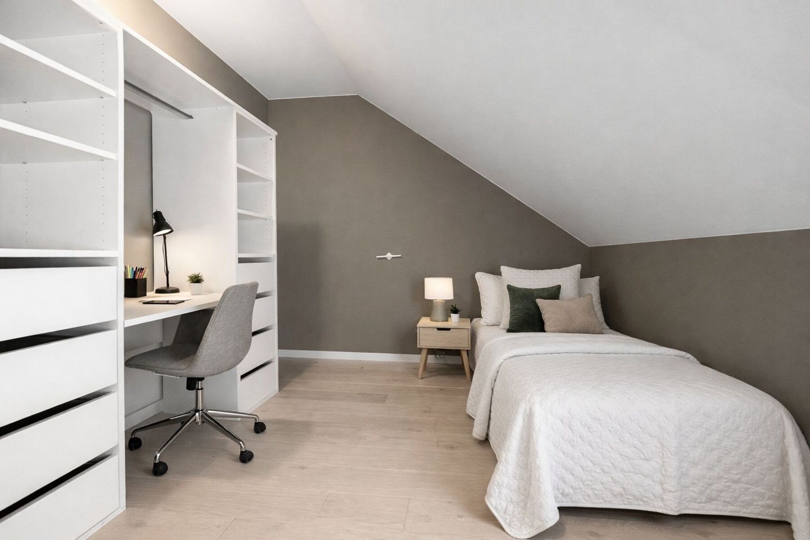 Soverom med arbeidsplass og mulighet for gode oppbevaringsløsninger. Rommet er umøblert ved visning. Galleribilde