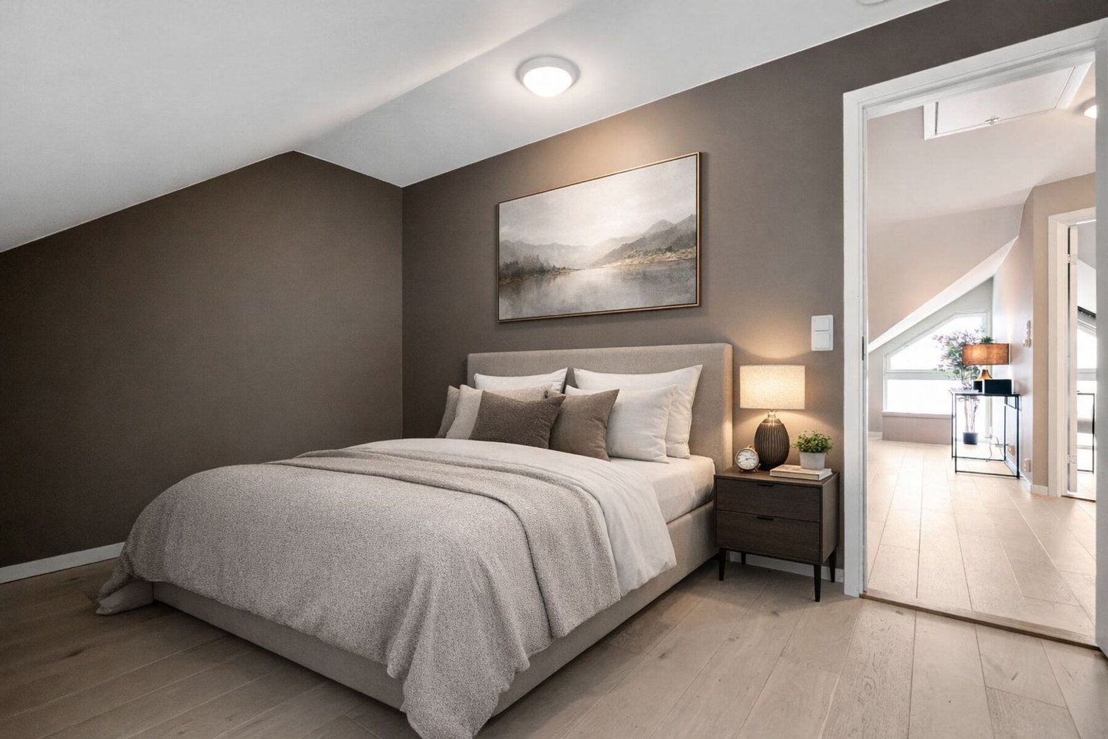 Soverom i 2. etasje med behagelig fargevalg. Rommet er umøblert ved visning. Galleribilde