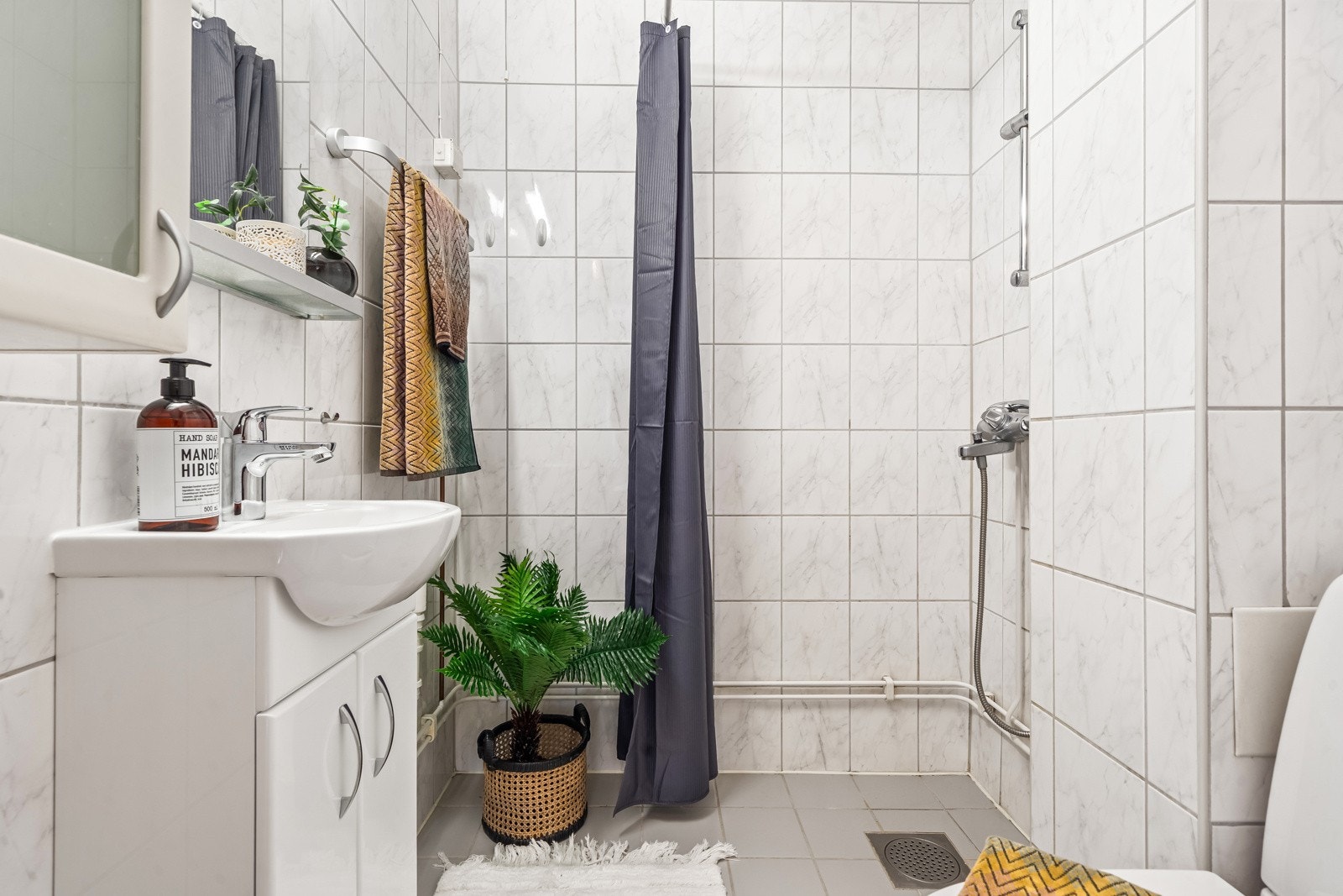 Flislagt baderom fra 2002 med behagelig gulvvarme. Badet ble pusset opp i regi av sameiet, og vegghengt servantskap er nytt i 2026. Nytt toalett i 2025. Galleribilde