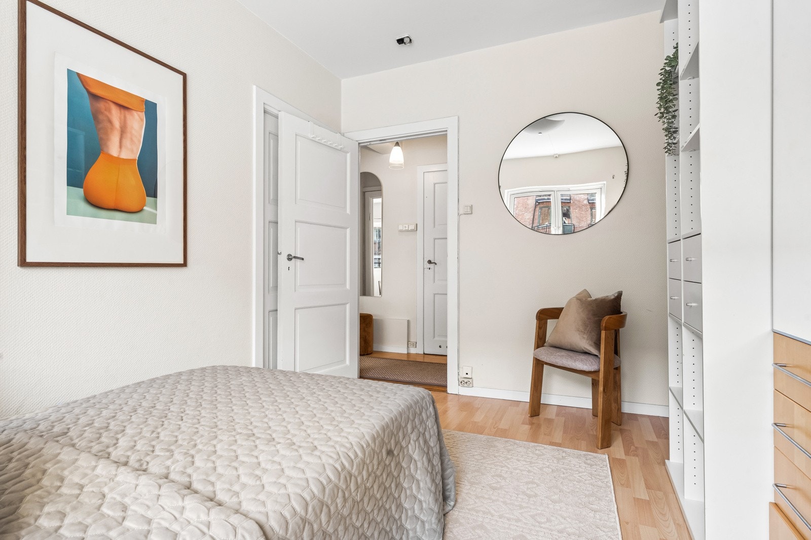 Soverommet vender ut mot et rolig gårdsrom. Galleribilde