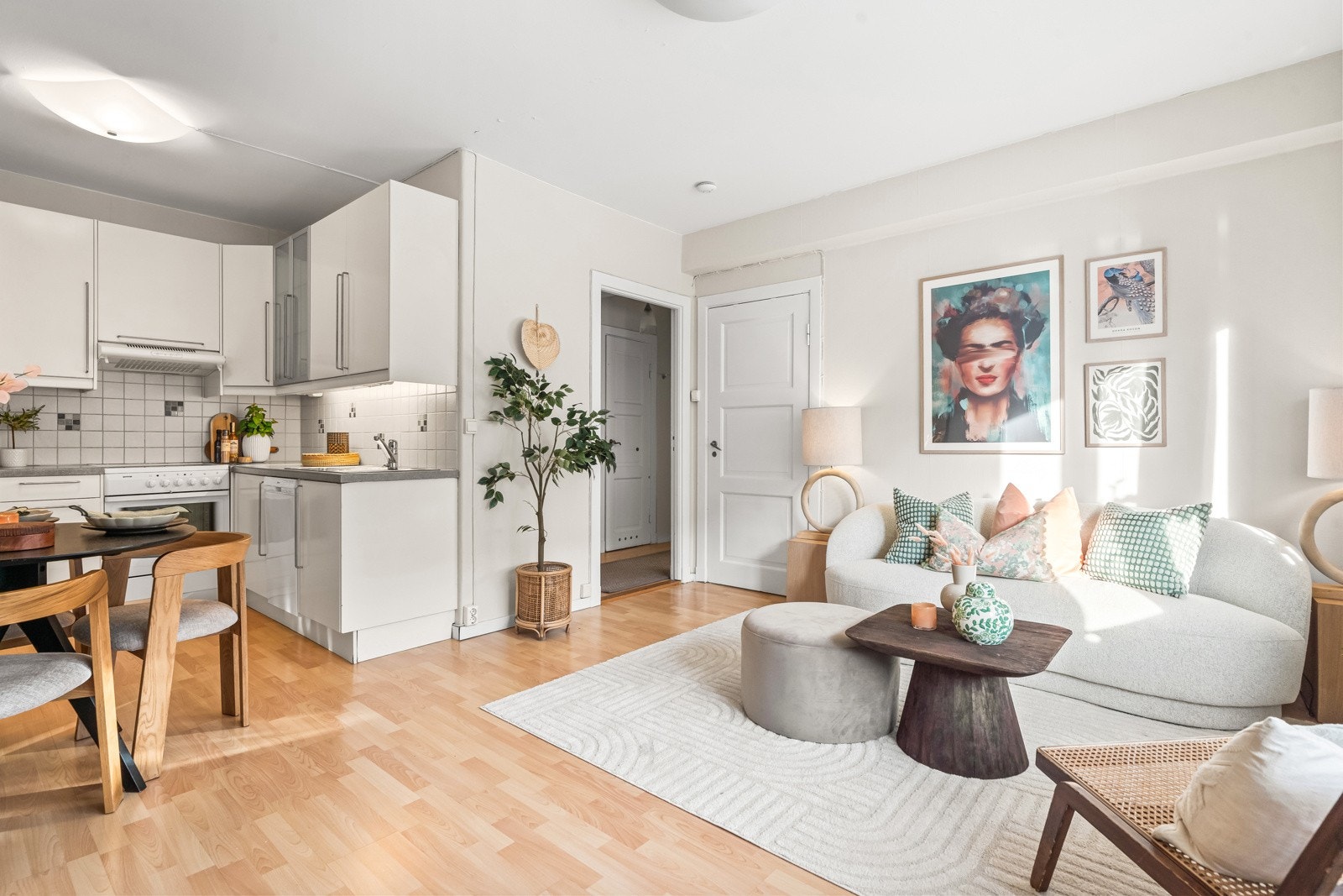 Kjøkkenet ble flyttet ut i stuen i 2002 for å etablere soverom på det originale kjøkkenet. Løsningen byr på en god romfølelse som gir gode sosiale soner mellom kjøkken, spiseplass og stue. Galleribilde