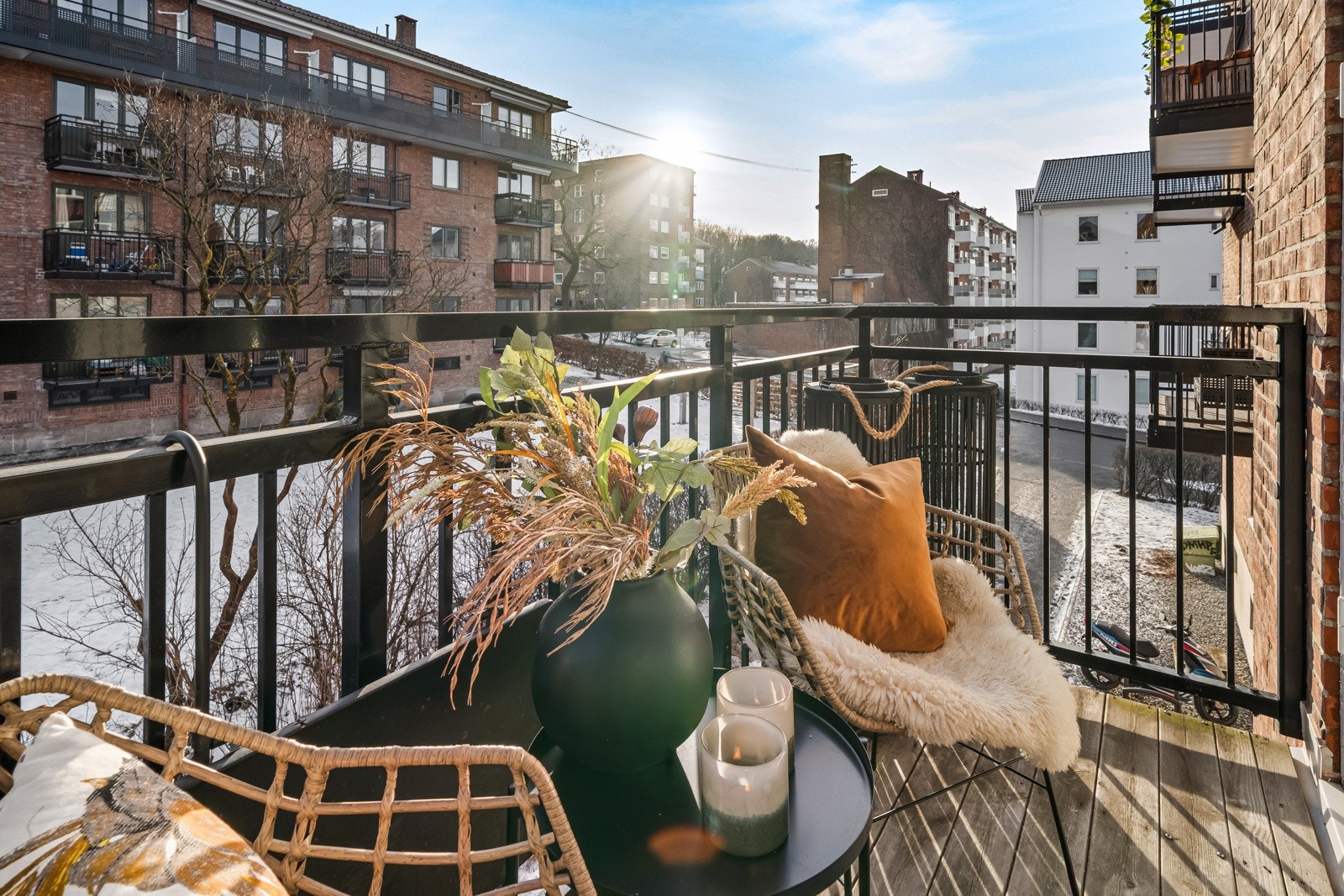 På balkongen er det plass til et kafésett og beplantning. Galleribilde