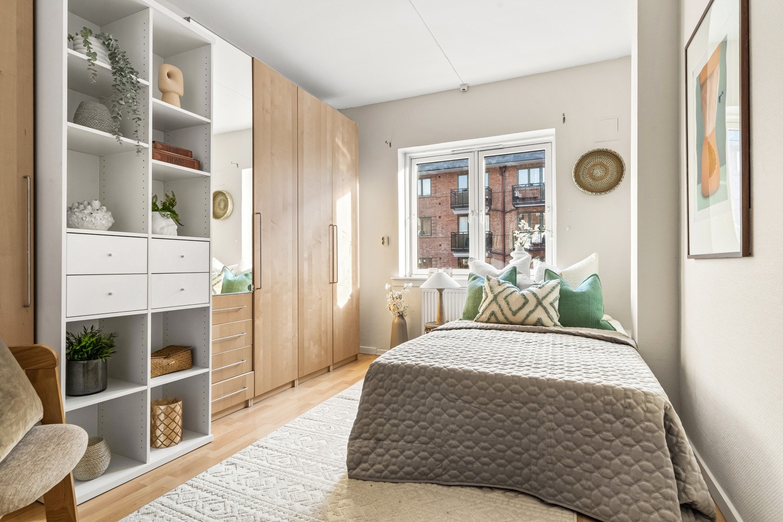 Leiligheten har et lyst og romslig soverom med god plass til dobbeltseng med tilhørende møblement og et stort garderobeskap. Galleribilde