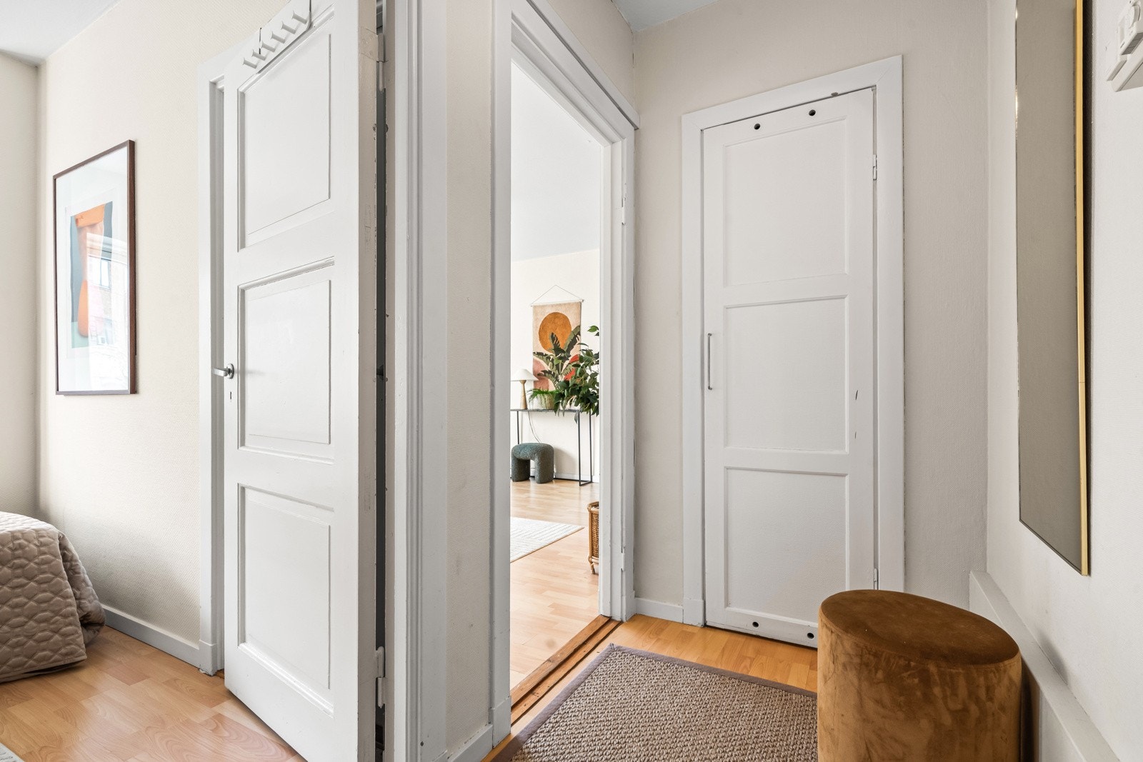 Velkommen inn! Romslig entré med god plass til avheng av yttertøy og sko. I entré er det en innvendig bod for praktisk oppbevaring. Galleribilde