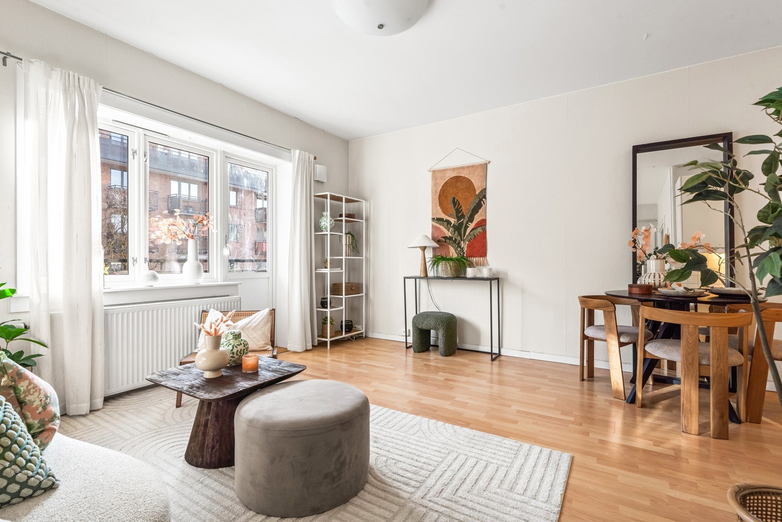 Stuen gir gode møbleringsmuligheter hvor det er god plass til sofagruppe med tilhørende møblement, spisebord og tv-seksjon. Galleribilde