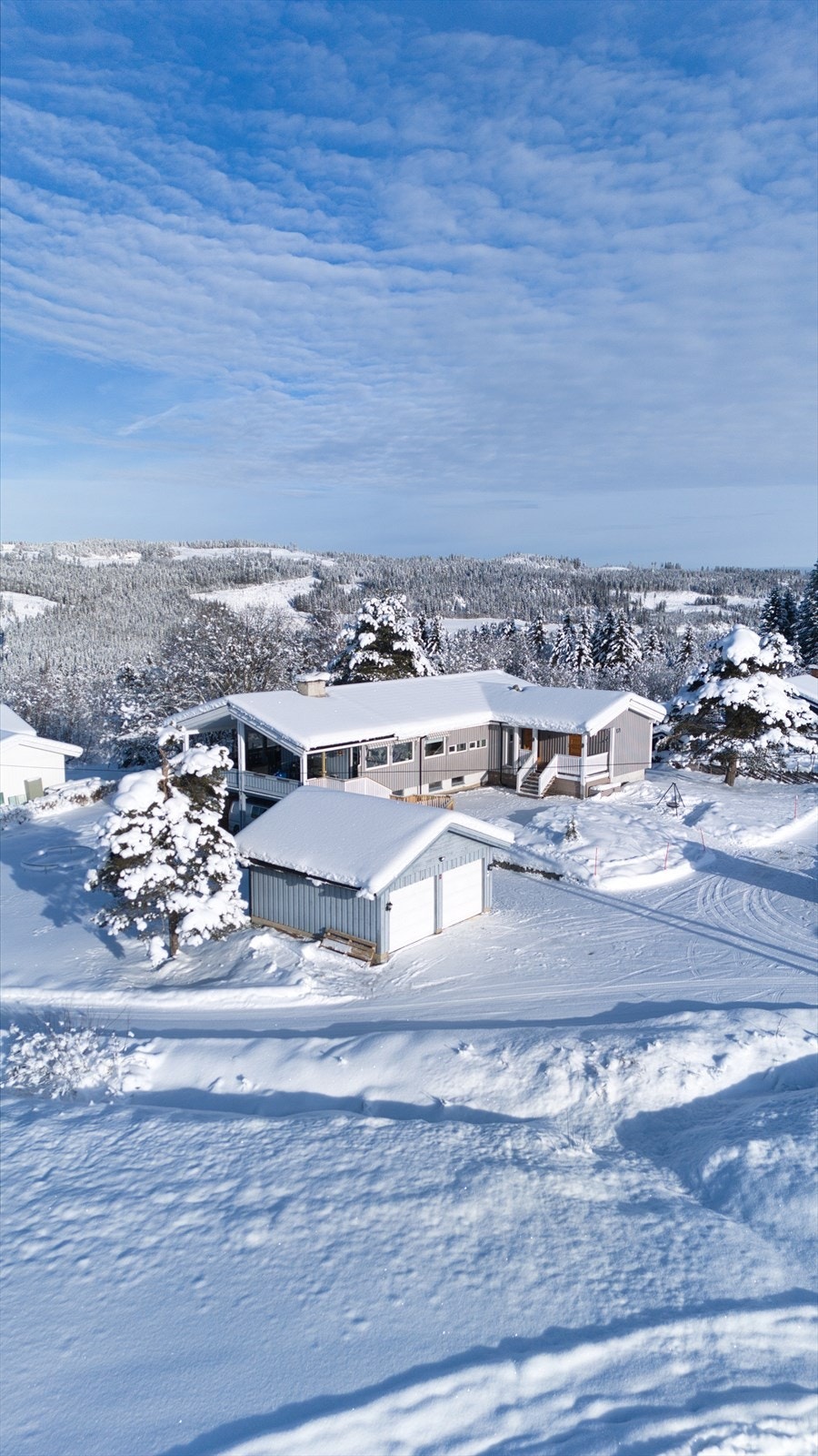 Eiendommen har en romslig tomt og ligger i naturskjønne omgivelser. Galleribilde