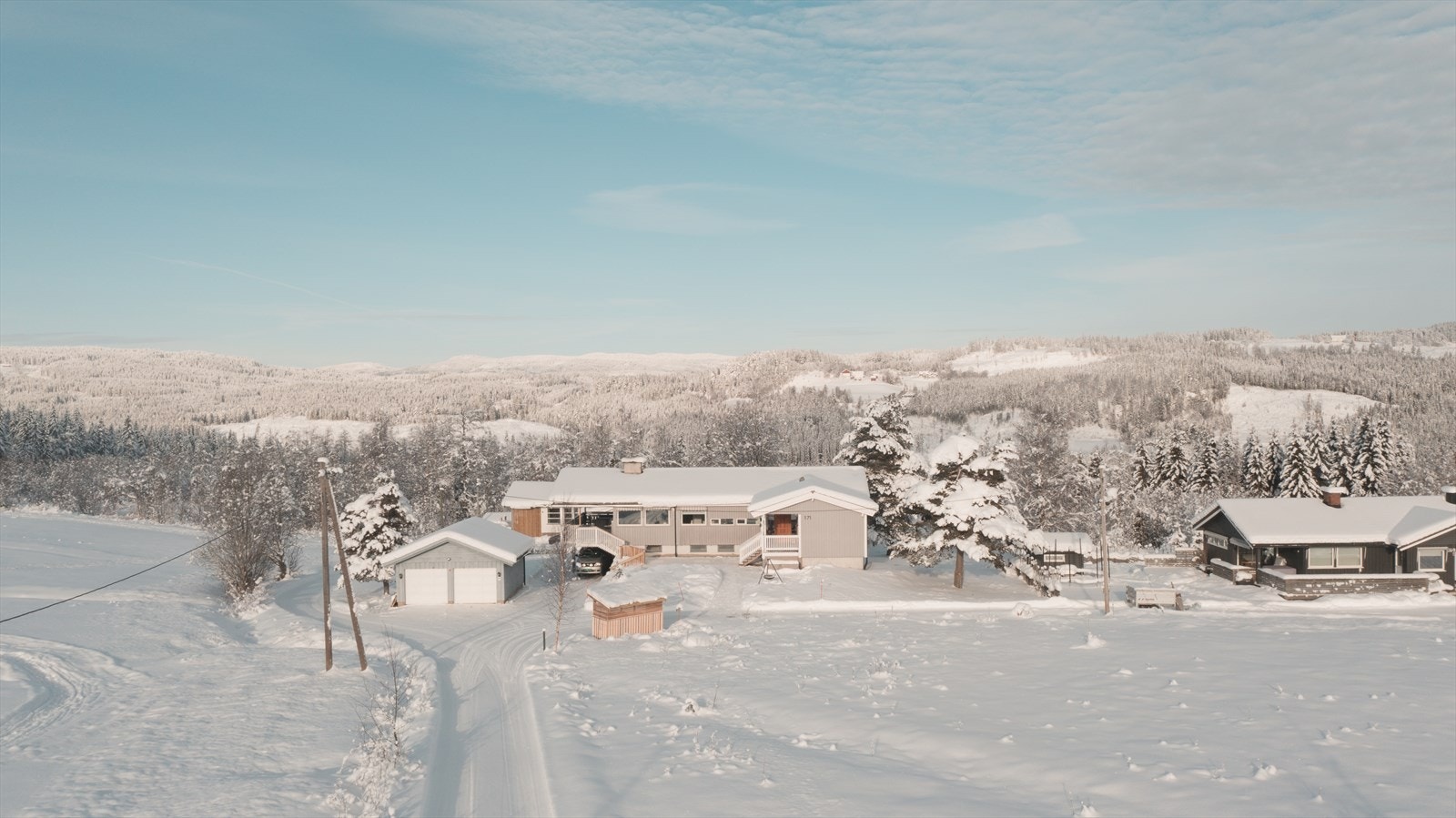 Boligen ligger i et åpent landskap med flott utsikt. Grenser til landbrukseiendom med utleie av stallbokser og ridehus om det kan friste... Galleribilde